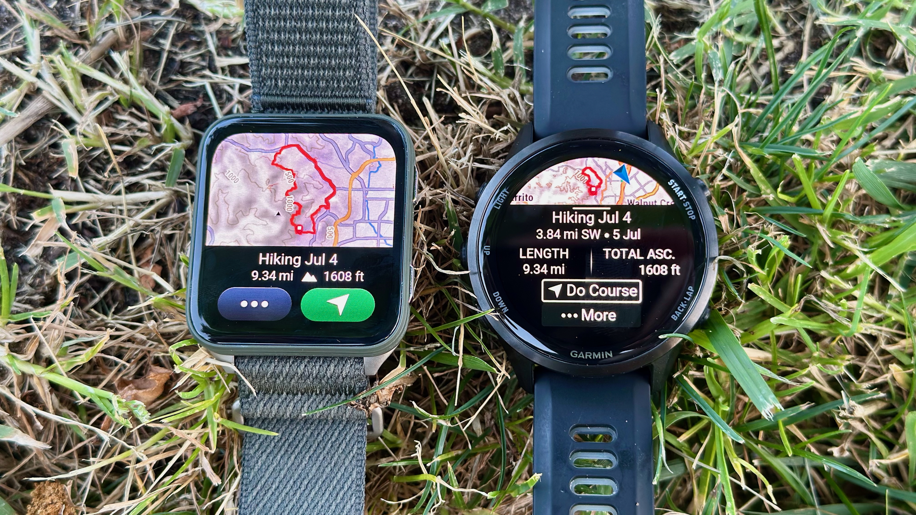 Το Garmin Venu X1 (αριστερά) και ο Garmin Forerunner 970 (δεξιά) κάθονται στην άκρη ο ένας στον άλλο σε ένα γκαζόν, και οι δύο δείχνουν την ίδια πορεία πεζοπορίας 9 μιλίων, αλλά η μεγαλύτερη οθόνη X1 του τετραγωνικού σχήματος δείχνει πολύ περισσότερες πληροφορίες χάρτη.
