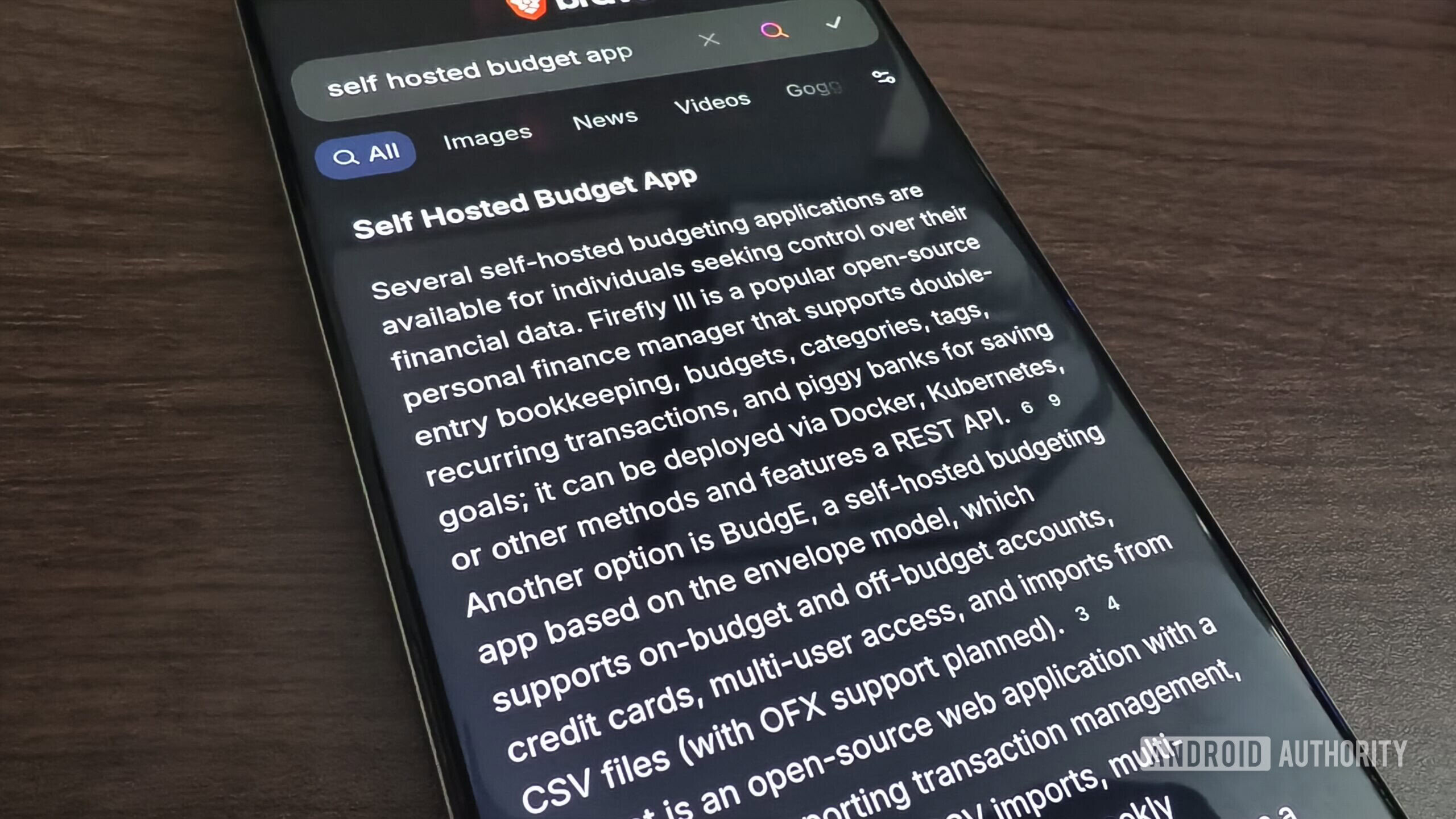 μια περίληψη AI στο Brave σε μια οθόνη smartphone