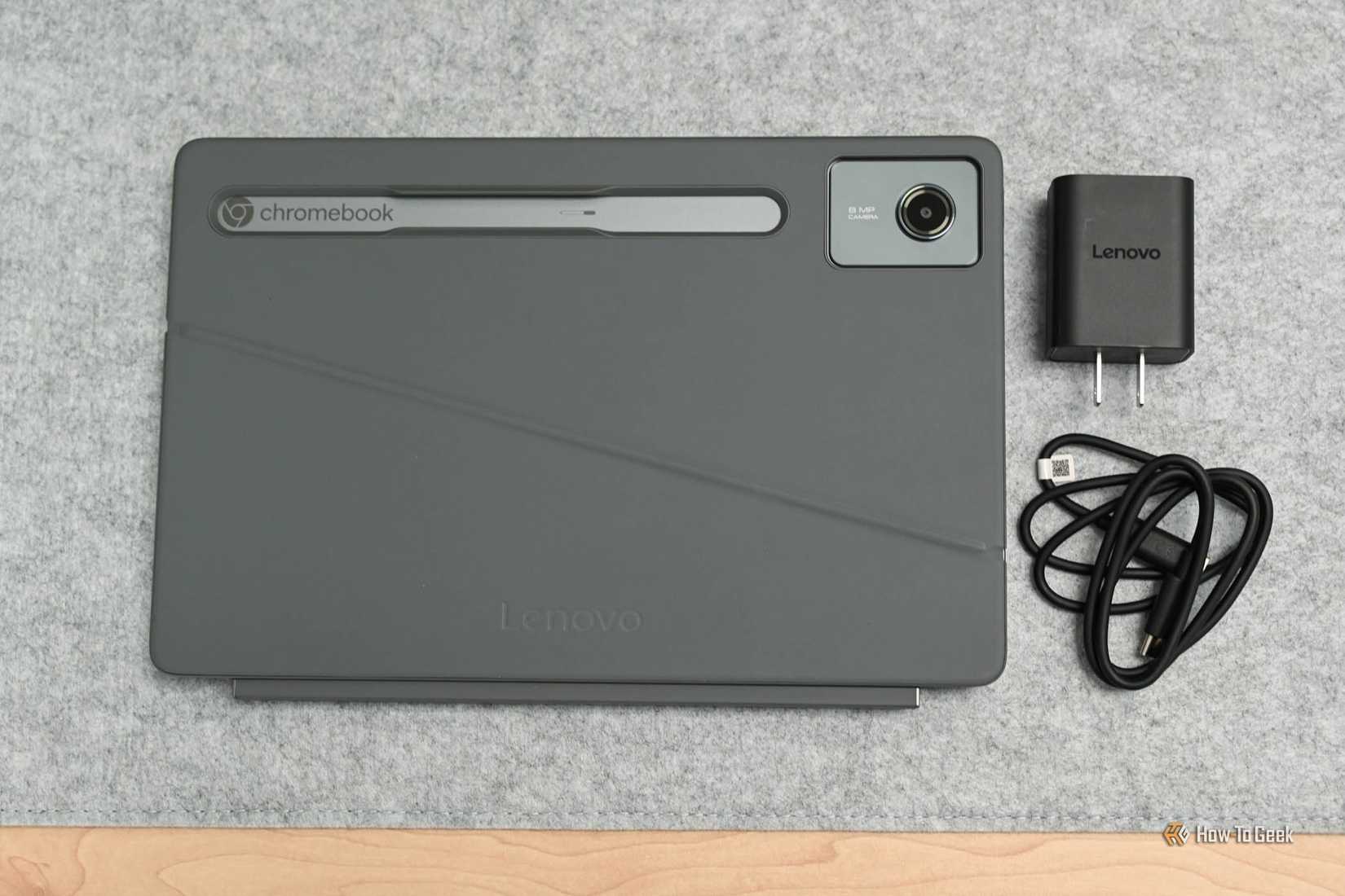 Το ντουέτο Lenovo Chromebook 11 ιντσών με τον φορτιστή.