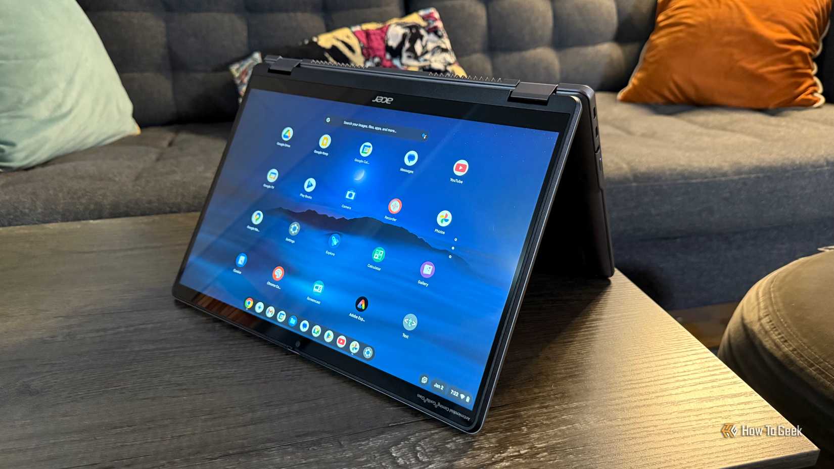 Το Acer Chromebook Plus Spin 514 σε λειτουργία σκηνής σε έναν πίνακα.